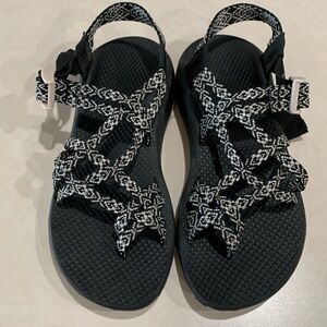 Chaco 2 Dual Black and White Strap Classic Sandal, size 7